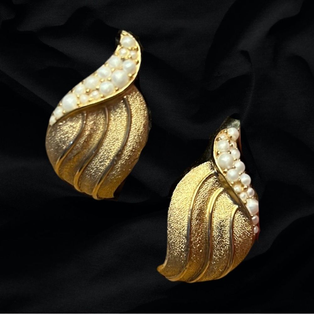 Vintage Pearl & Gold tone Clip on Earrings